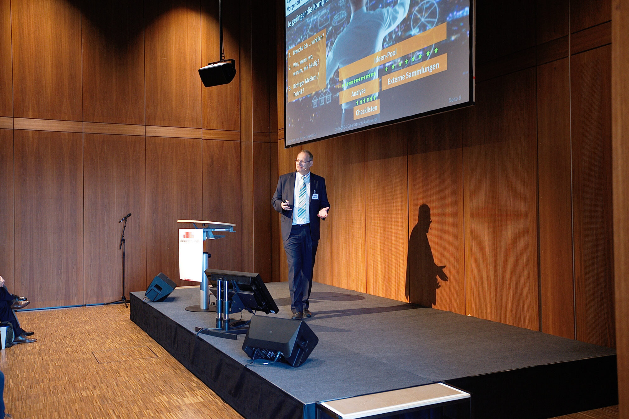 Harald Keil auf einer Bühne