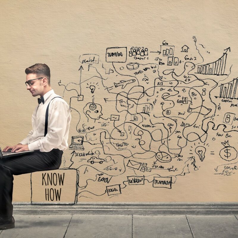 Man nder auf Laptop schaut