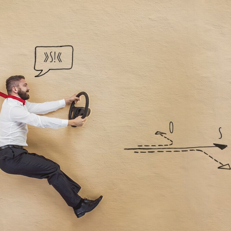 Ein Mann mit einem Lenkrad in der Hand