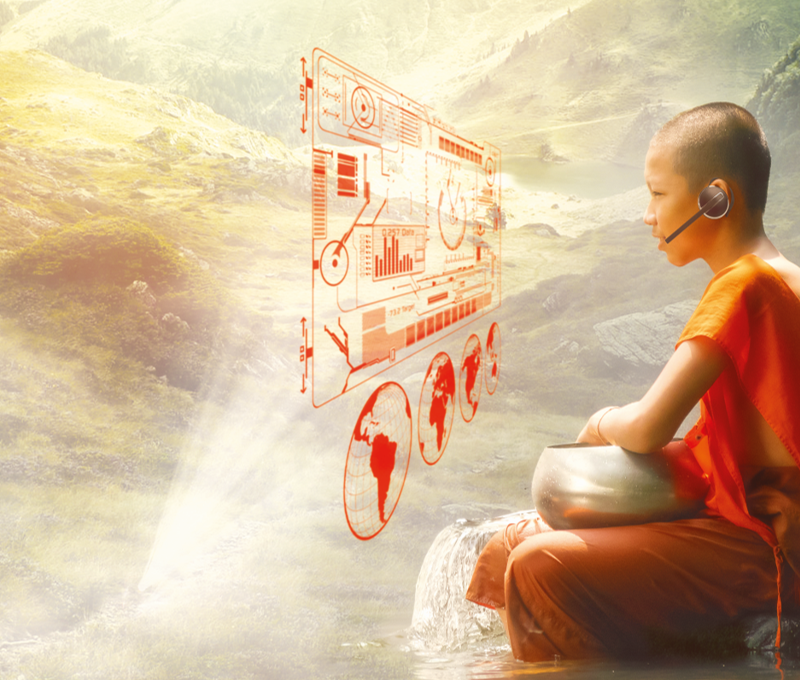 Ein junger Mensch sitzt auf einem Berg vor einem Terminal